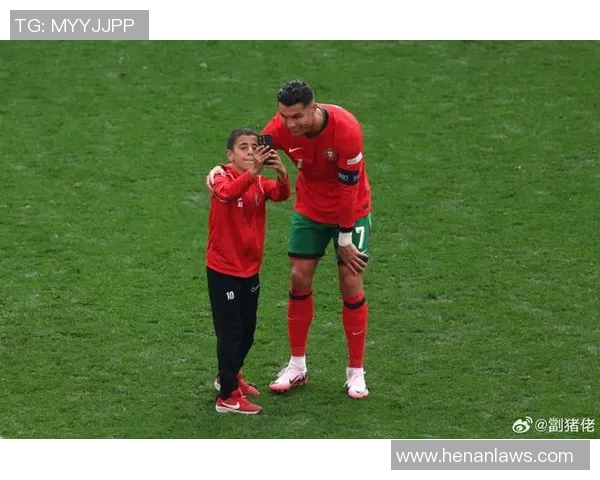 欧冠赛场惊现奇葩事件球迷冲入场内强抢C罗球衣