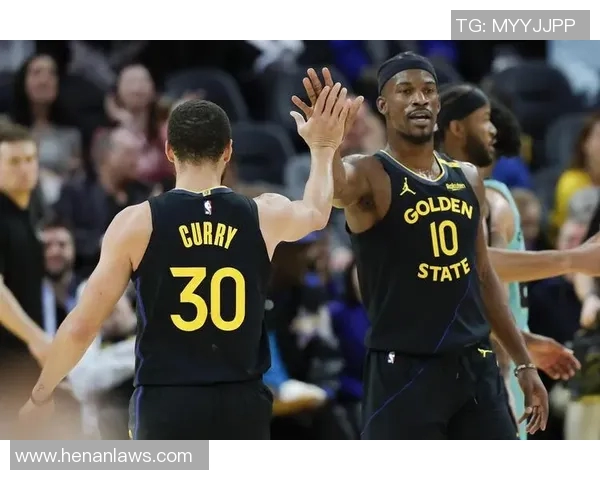 马刺与勇士季后赛第三场激战回顾球星表现与战术分析